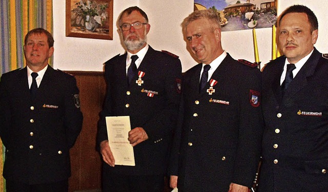 Der Bonndorfer Gesamtkommandant Hansj...m goldenen Feuerwehrehrenzeichen aus.   | Foto: Cornelia Selz