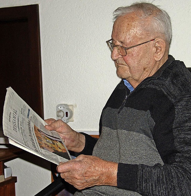 Andreas Hug liest jeden Tag die Badische Zeitung.   | Foto: Heinrich Fehrenbach