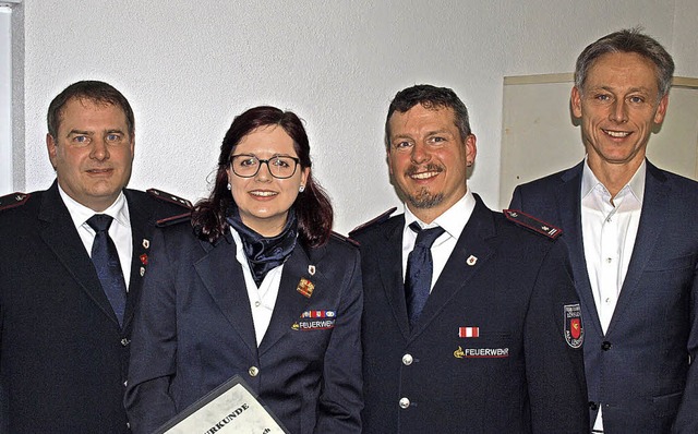 Zum 20-jhrigen Dienstjubilum gratuli...ister Michael Wilke gratulierten ihr.   | Foto: Paul Schleer