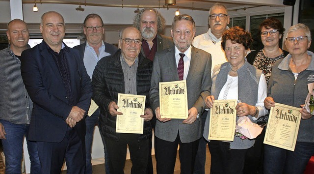 Geehrte Grndungsmitglieder im Kreis d...und Brigitte Obert- Vallon (Urkunde).   | Foto: Michael Masson