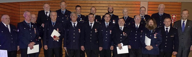 Die Neurieder Feuerwehr ehrte ihre lan... Mitglieder bei der Hauptversammlung.   | Foto: Dieter Fink