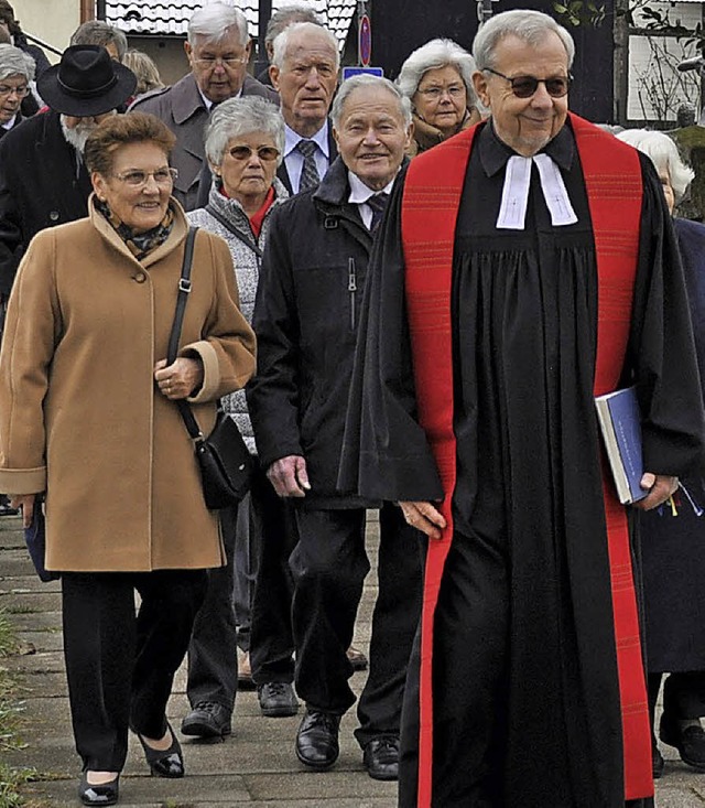 In einer Prozession zogen die Jubilare mit Pfarrer Klaus Broys zur Dorfkirche.   | Foto: Peer Millauer