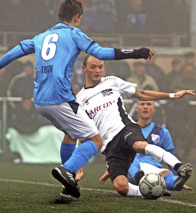 Der Villinger Tobias Weihaar versucht...stespieler  Yannick Toth zu stoppen.   | Foto: dieter Reinhardt