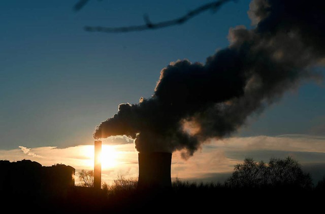 Kohlekraftwerk vor morgendlich blauem Himmel.   | Foto: DPA