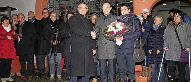 Glckwnsche vor dem Rathaus: Amtsinha...lg und berreicht Sabine Kietz Blumen.  | Foto: Martin Wendel