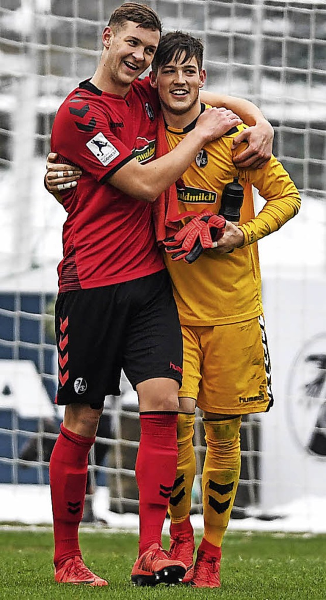 Ivan Sachanenko bedankt sich bei Keeper Marvin Geng fr den gehaltenen Elfmeter.  | Foto: Patrick seeger