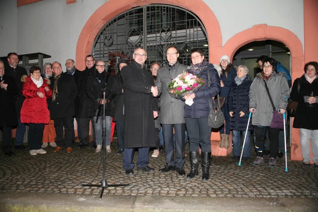Glckwnsche vor dem Rathaus: Amtsinha...lg und berreicht Sabine Kietz Blumen.  | Foto: Martin Wendel