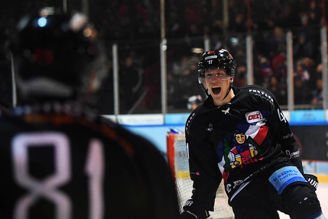 Jannik Herm (rechts) freut sich mit Chris Billich ber das 2:0.   | Foto: Seeger