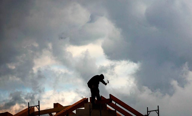 Leistungen von Handwerkern knnen Haus...gsbesitzer steuerlich geltend machen.   | Foto: ddp