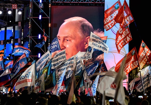 Wladimir Putin bleibt fr sechs weitere Jahre im Kreml.  | Foto: AFP