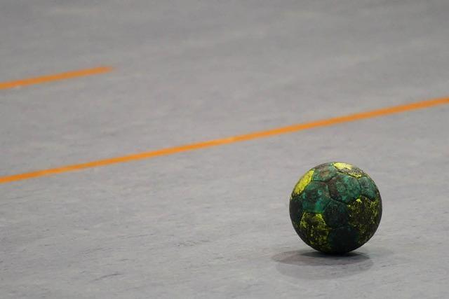 Zuschauer schlägt Handballspieler mit der Faust bewusstlos