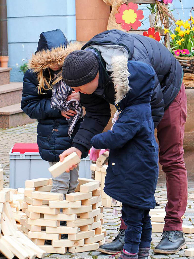 Ein frostiges Vergngen war das Spiel mit den Baukltzen – sonst ein Renner bei Veranstaltungen in Endingen –  beim Aktionswochenende „Blhendes Endingen“ in Verbindung mit dem Altstadt-Antikmarkt.