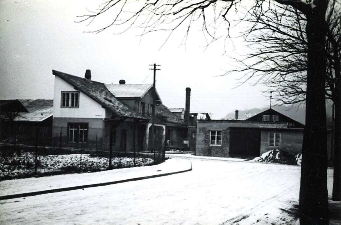 Die um 1930 entstandene Aufnahme zeigt...den Schornstein (ber dem Garagentor).  | Foto: Stadtarchiv