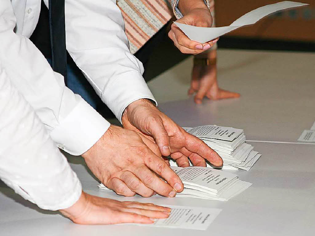 Brgermeisterwahl in Riegel: Die unterschiedlich hohen Stimmzettelstapel machen schnell deutlich, wie die Entscheidung an diesem Abend ausfllt.