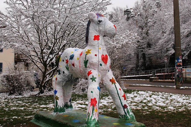 Eine weitere Schicht Farbe schtzt auch das Pferd vor dem Wintereinbruch.  | Foto: Kathi Spiegelhalter