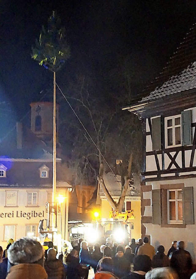 Szenen eines Wahlabends: Die Feuerwehr...e Glckwnsche entgegennehmen konnte.   | Foto: Ilona Hge