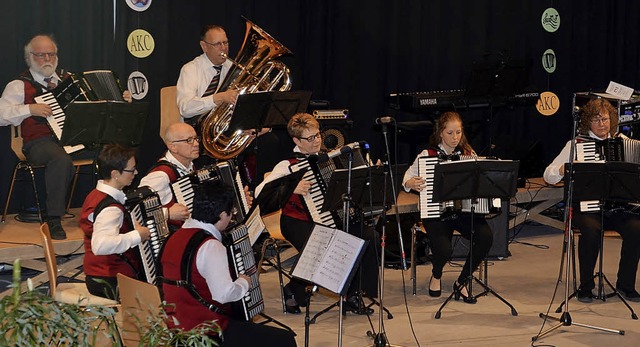 Die AKC-Spielgruppe sorgte mit einem &...nd Kaiser Medley&#8220; fr Stimmung.   | Foto: Roland Vitt