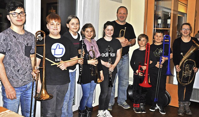 Dirigent Dirk Amrein mit dem Nachwuchs des Musikvereins Bad Bellingen   | Foto: Jutta Schtz