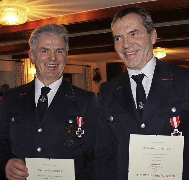 40 Jahre aktiv bei der Feuerwehr: So l...euerwehr-Ehrenkreuz in Gold verliehen.  | Foto: Christa Maier