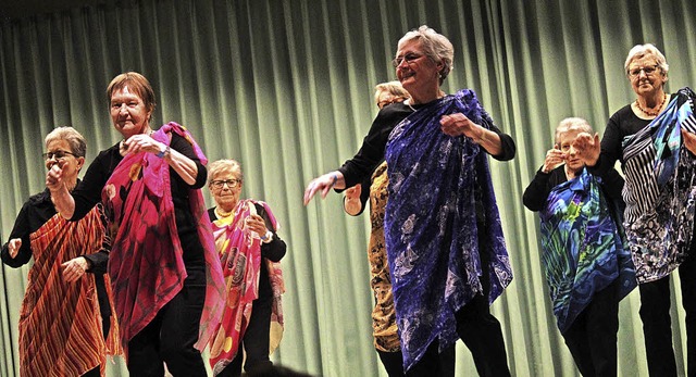 Flieende Bewegungen zu afrikanischer Musik: die Senioren-Tanzgruppe Hgelheim.   | Foto: Erik Stahlhacke