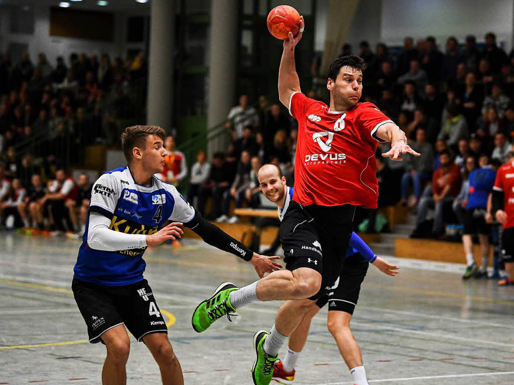 Nino Matosic  von der Handball-Union (links) versucht Christoph Muy von der HSG noch am Wurf zu hindern.