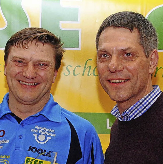 Prsident Maik Hoffmann (rechts) zeich... Kovac mit dem Sportlerehrenpreis aus.  | Foto: SEDLAK