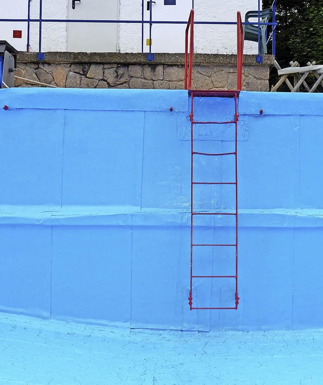 Das  Becken und die Wasserleitungen si...mkleide und  Kassenhaus an der Reihe.   | Foto: archivbild: Dirk Sattelberger