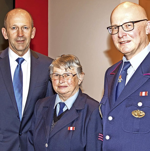 Christa Weise leistet seit 55 Jahren f...rkommandant Guido Strittmatter geehrt.  | Foto: Christiane Seifried
