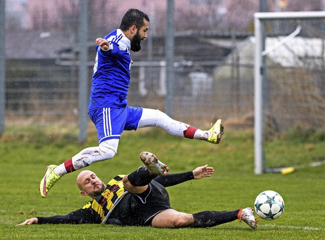 Auf glitschigem Rasen bersprungen, in...d dessen Spielertrainer Sascha Mller.  | Foto: Gerd Grndl