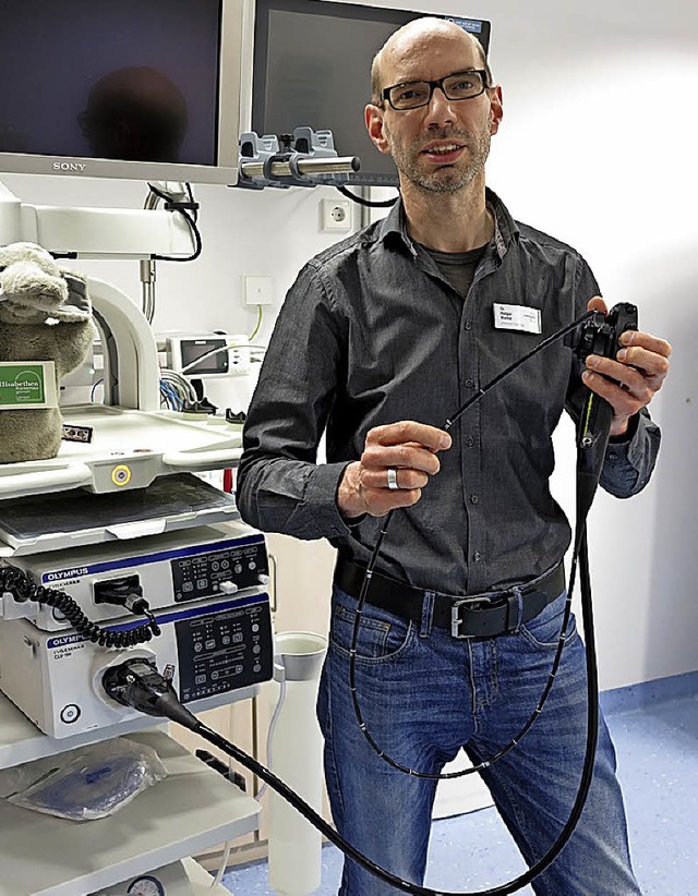 Holger Balke mit dem neuen Kindergastroskop   | Foto: Krankenhaus