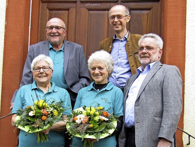 Blumen gab es fr die langjhrige Rech...ten, von links) und Markus Lenenbach.   | Foto: Verein
