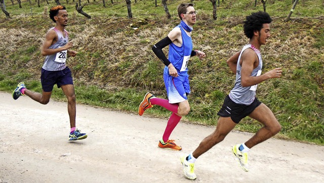 Das Fhrungstrio nach rund zwei Kilome...sch und der  Vierte Yemane Gebrezgher   | Foto: WINFRIED STINN