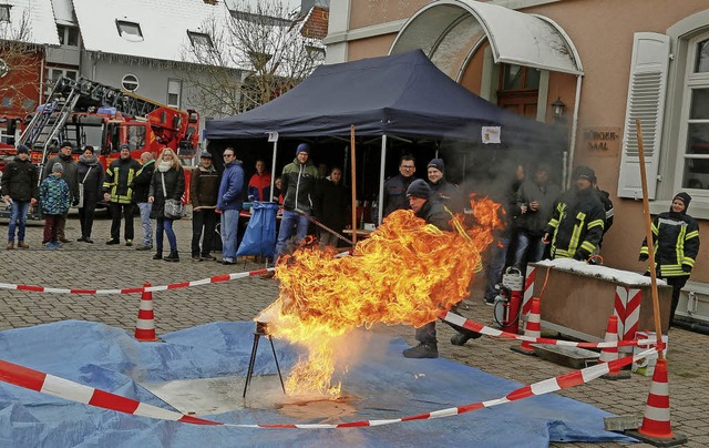 Vor dem alten Rathaus   simulierte die...peisel eindrcklich zu demonstrieren.  | Foto: Sandra Decoux-KOne