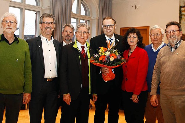 Schneboom im Kreis der Fraktionsvorsitzenden und seiner Amtskollegen  | Foto: Heidi Foessel