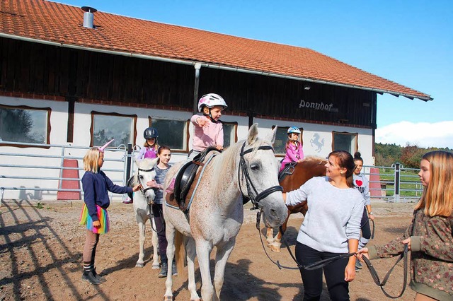So macht Ponyreiten Spa: Das Bild ent...yfest in Karsau im  vergangenen Jahr.   | Foto: Petra Wunderle
