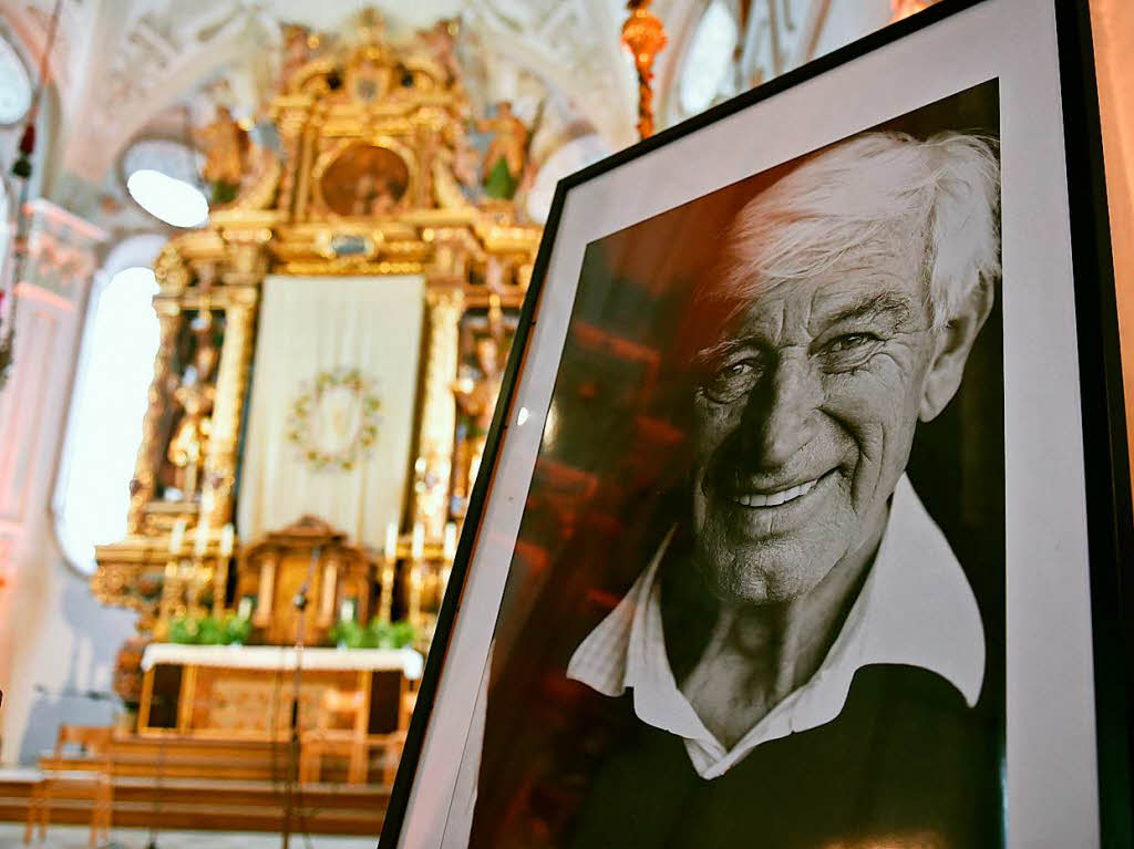 Ein Bild des Schauspielers Siegfried Rauch steht beim Gedenkgottesdienst in der Kirche.