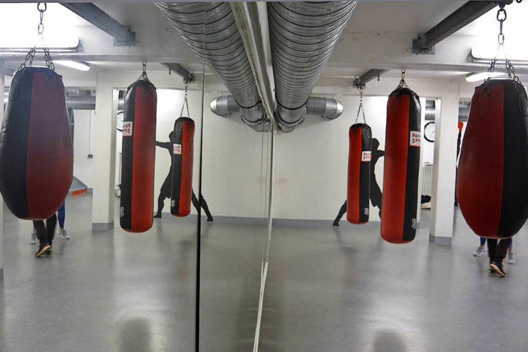 Die Fuste immer auf Kinnhhe, die Ell...heidel hat ein Boxtraining absolviert.  | Foto: Carolin Scheidel