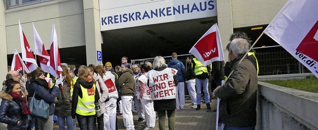 30 bis 50 Beschftigte des Kreiskranke... vor dem Eingang zum Kreiskrankenhaus.  | Foto: Marius Alexander