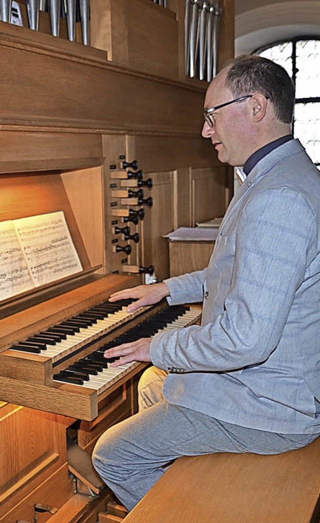 Daniel Himmelseher beim Spiel an der Wyhler Orgel.   | Foto: Roland Vitt