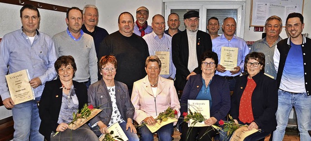Die bei der Generalversammlung des FV Sasbach geehrten anwesenden Mitglieder.   | Foto: Roland Vitt