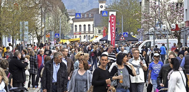 Der verkaufsoffene Sonntag zieht erfah...gem Tausende Besucher nach Mllheim.  | Foto: Volker Mnch