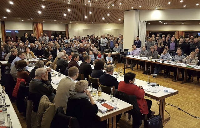 Mehr als 300 Brger waren bei der Gemeinderatssitzung anwesend.   | Foto: Peter Rosa
