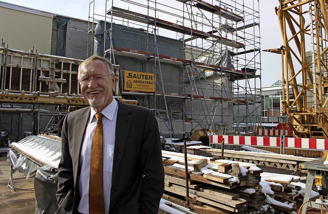 Frank Liebetanz, Rektor der Kaufmnnis... dem groen Neubau an seiner Schule.    | Foto: Guy Simon
