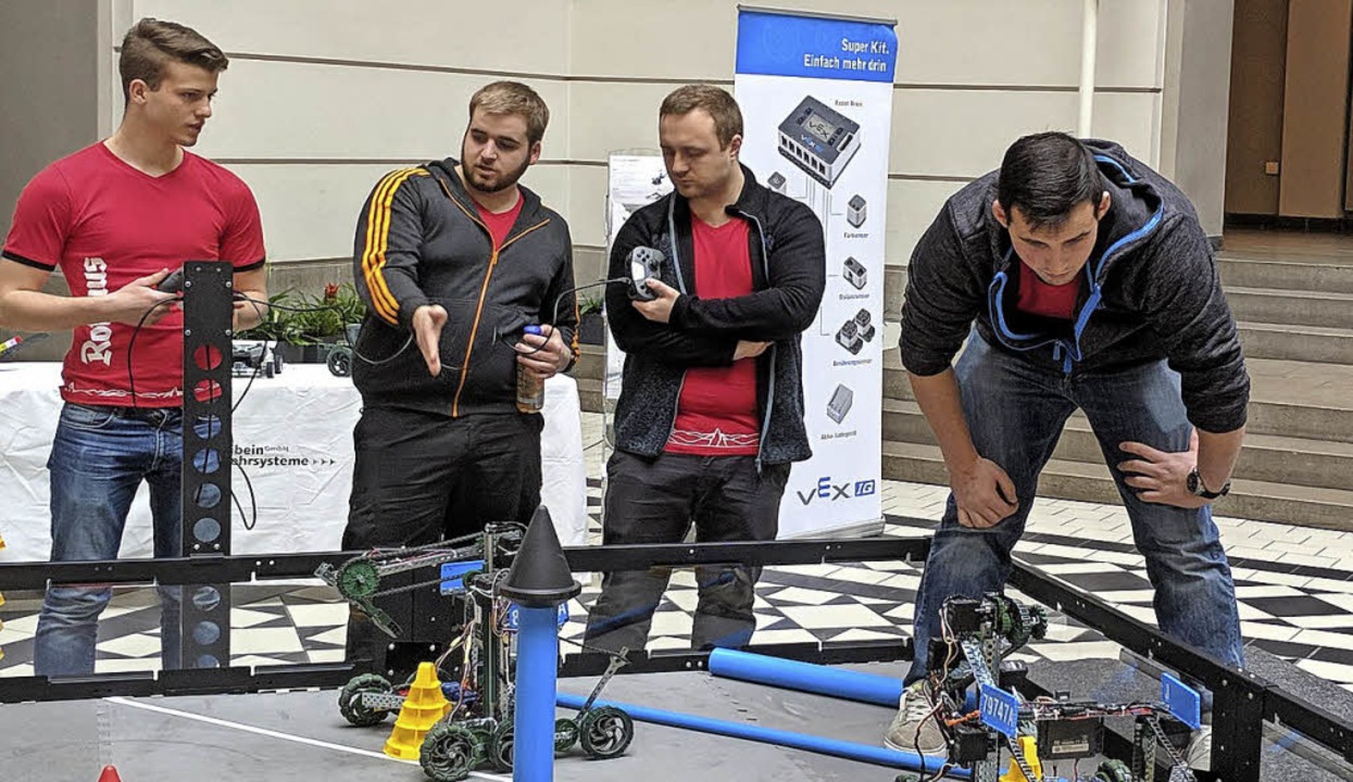 <BZ-FotoAnlauf>Gewerbeschule: </BZ-Fot...uf> Blick auf die Roboter im Spielfeld  | Foto: Schule