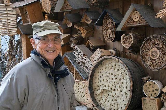Rainer Sacker aus Hügelheim baut Insektenhotels für Wildbienen