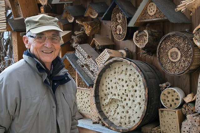 Jedes Haus ein Unikat: Rainer Sacker bietet unzhligen Bienen ein Zuhause.  | Foto: Volker Mnch