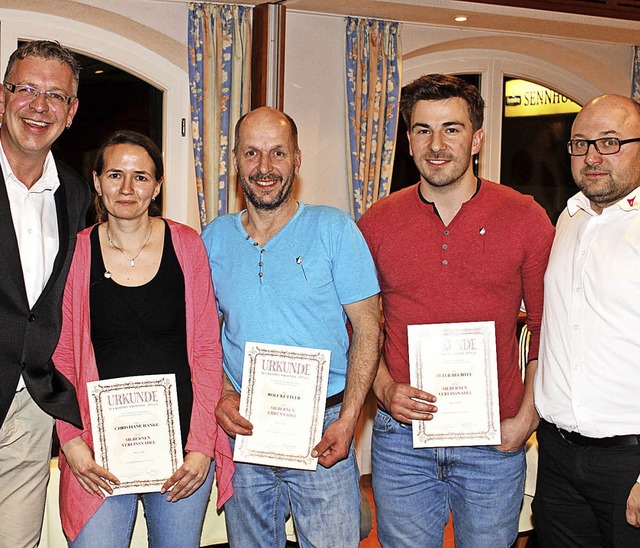 Fr langjhrige Mitgliedschaft im TuS ...ild der 2. Vorsitzende  Guido Kasimir   | Foto: Heiner Fabry