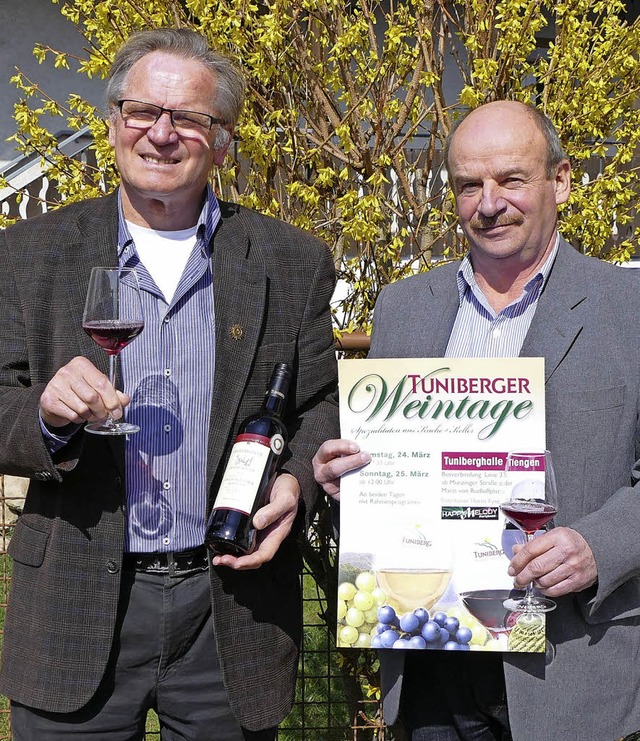 Gnter Linser (links), Vorsitzender de...erg Weintage am Wochenende in Tiengen.  | Foto: Gerold Zink
