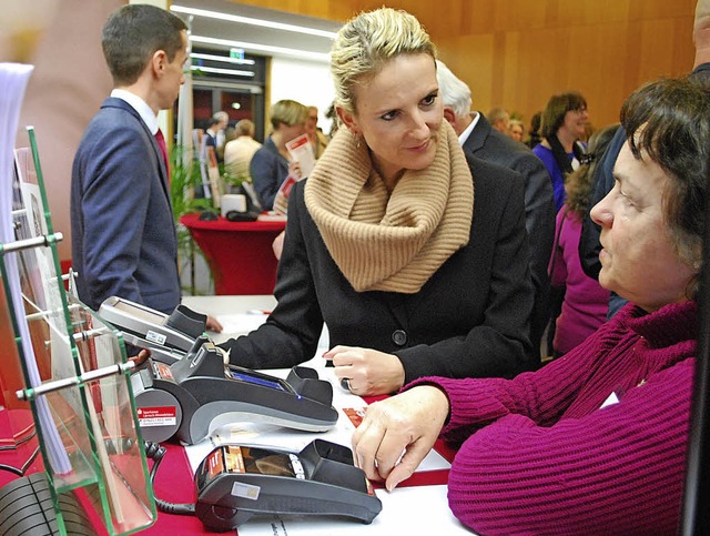 Neue Terminals zum berhrungslosen Bez...tellte die Sparkasse ihren Kunden vor.  | Foto: Thomas Loisl Mink