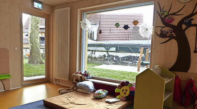 Groe Fenster und viel Holz sorgen fr Gemtlichkeit.   | Foto: Bgz